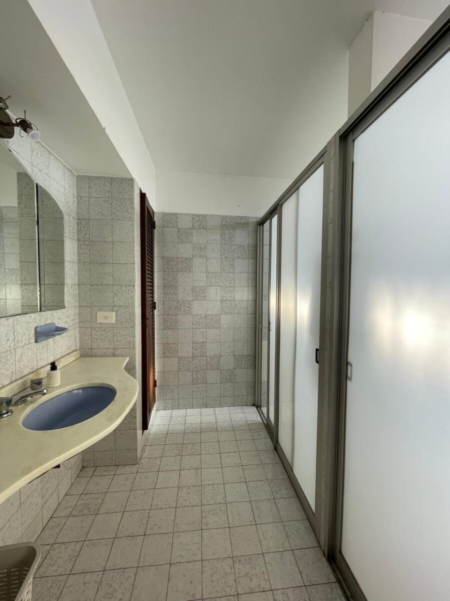 CASA 3 DORMITORIOS, ESCRITORIO, PISCINA, QUINCHO. ALTOS DE VILLA CABRERA - Imagen 11