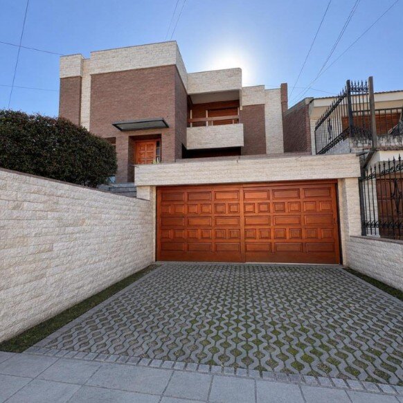 CASA 3 DORMITORIOS, ESCRITORIO, PISCINA, QUINCHO. ALTOS DE VILLA CABRERA