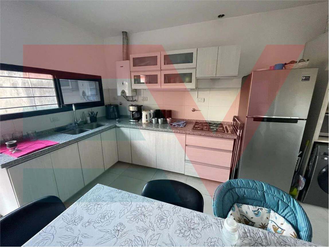 VENTA. B° PUEYRREDON. EXC UBICACION. CASA 2 DORM 2 BAÑOS + GARAGE — foto 3