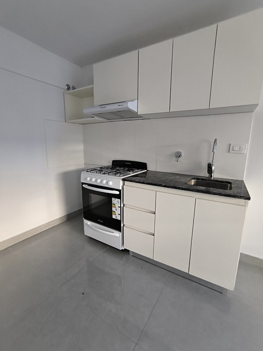 Departamento alquiler Alsina al 400 monoambiente con patio - 2