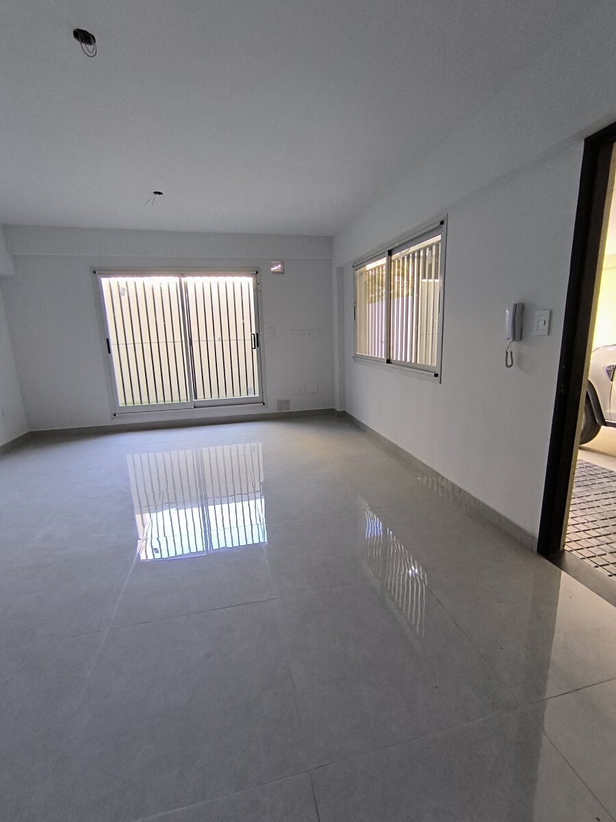 Departamento alquiler Alsina al 400 monoambiente con patio - 5