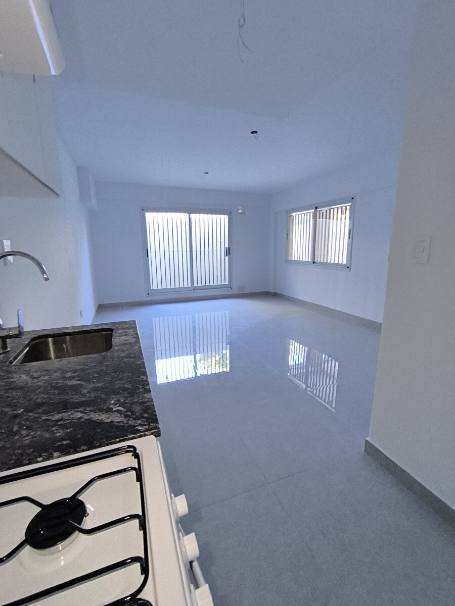 Departamento alquiler Alsina al 400 monoambiente con patio - 3