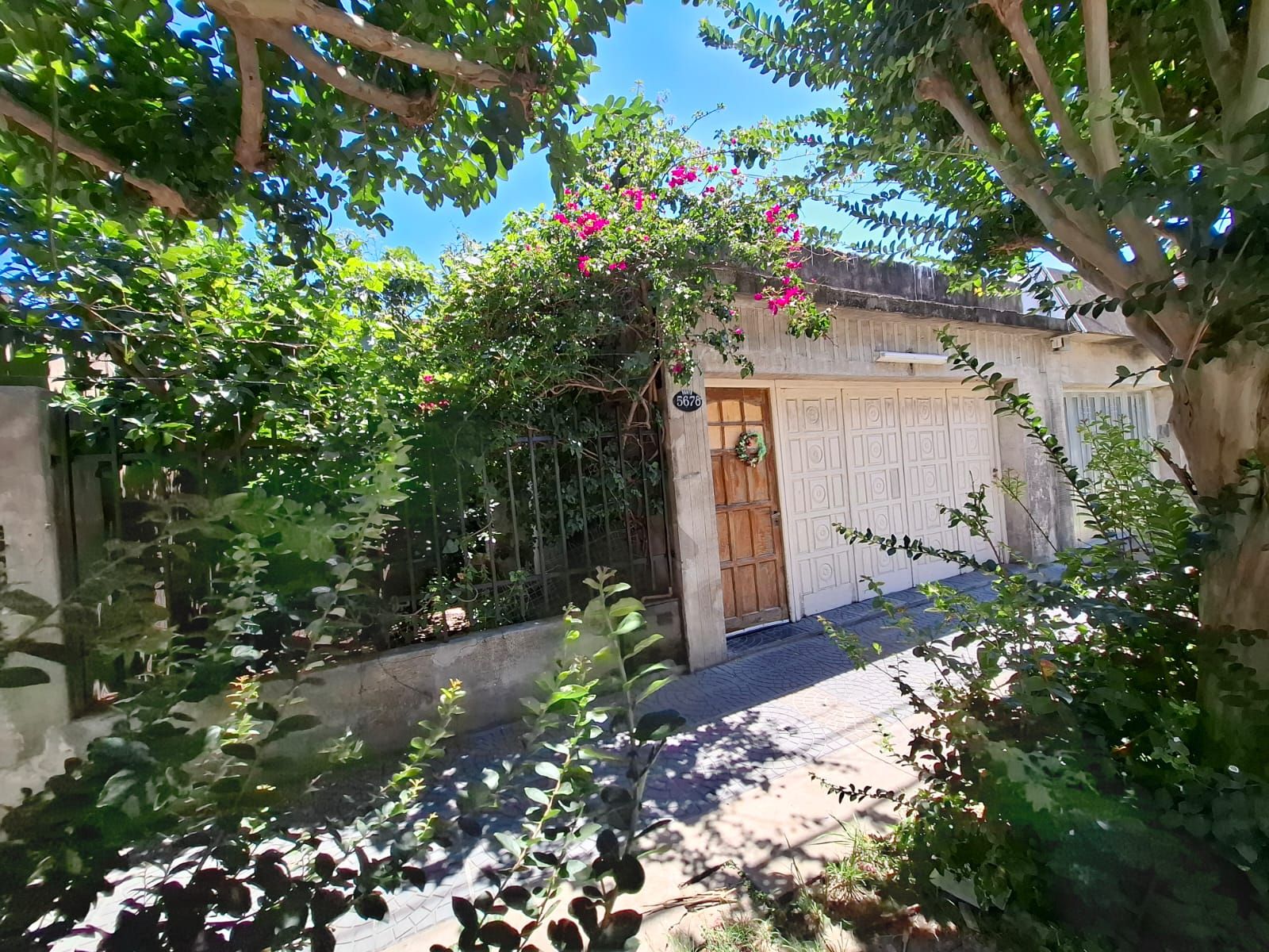 Amplia casa en venta con garaje. Dos casas en una. Apto credito.
