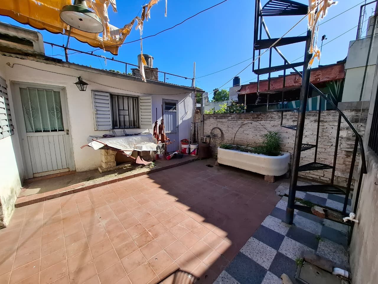 Amplia casa en venta con garaje. Dos casas en una. Apto credito. - 13