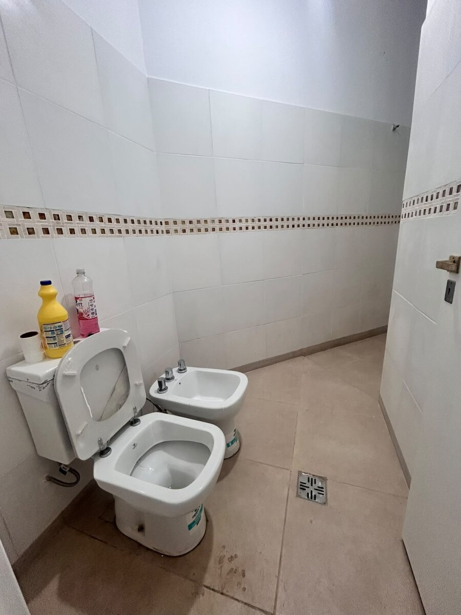 ALQUILER dpto planta alta con patio en zona sur - Imagen 8