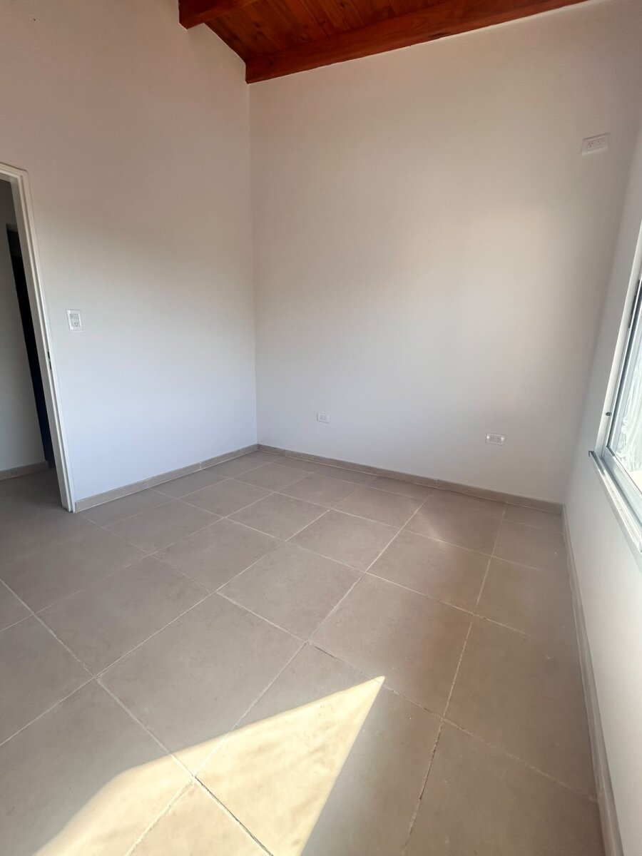 ALQUILER dpto planta alta con patio en zona sur - Imagen 5