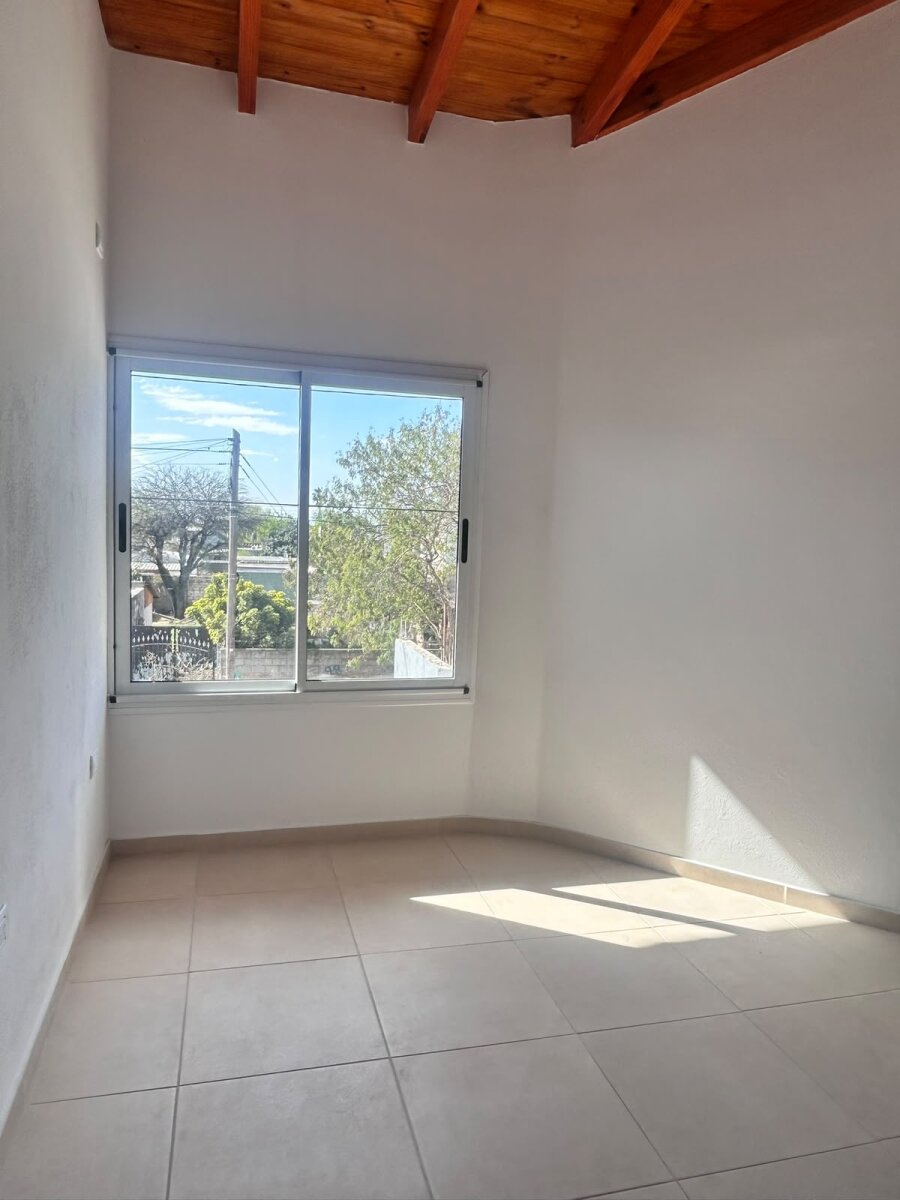ALQUILER dpto planta alta con patio en zona sur - Imagen 2