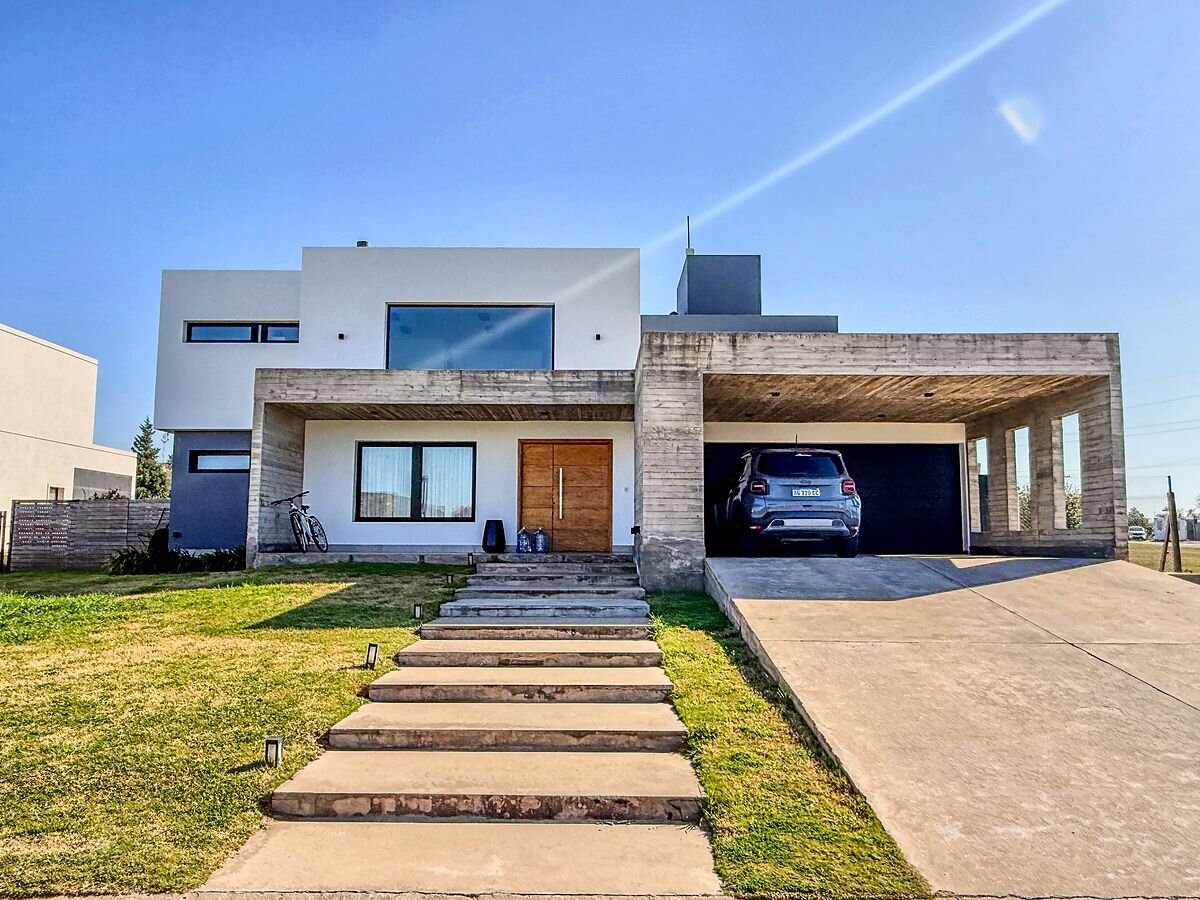 Casa en venta 4 dorm con pileta y quincho, 1.500 m² en La Cascada Country Golf