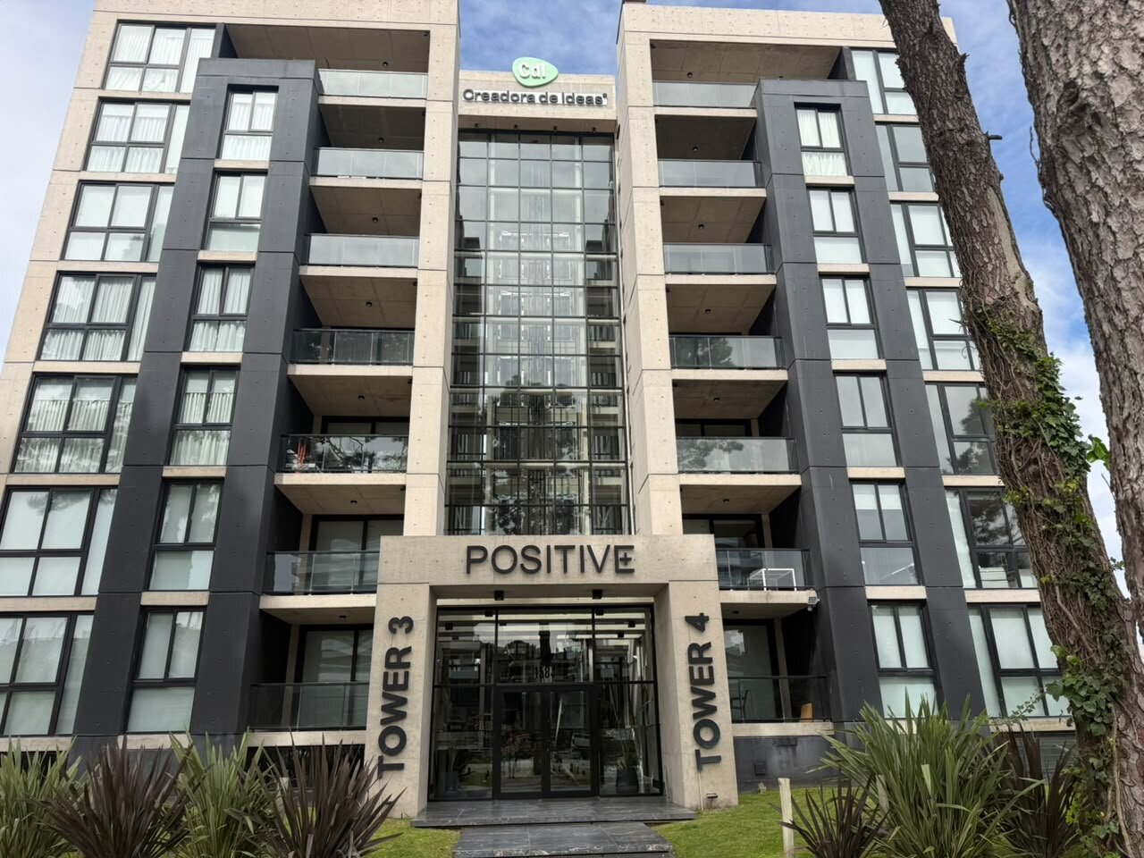 Departamento 2 ambientes con cochera cubierta en venta Positive Tower 3
