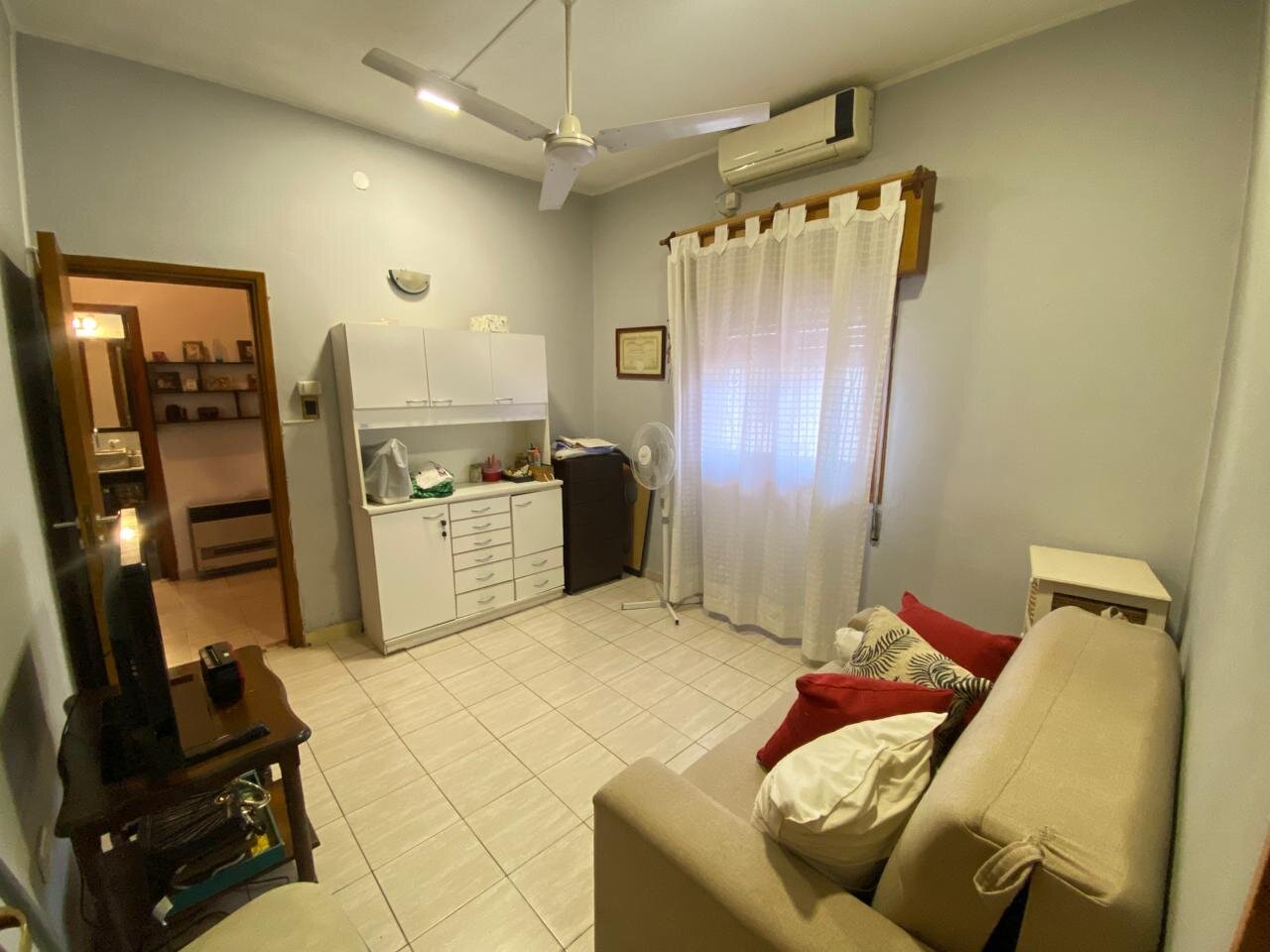 CASA DOS DORMITORIOS IMPECABLE VILLA CABRERA - Imagen 11