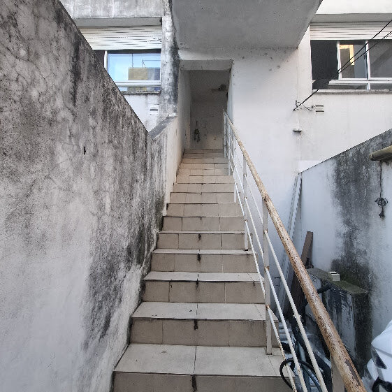 Amplio departamento de pasillo y escalera de 1 dormitorio — foto 4