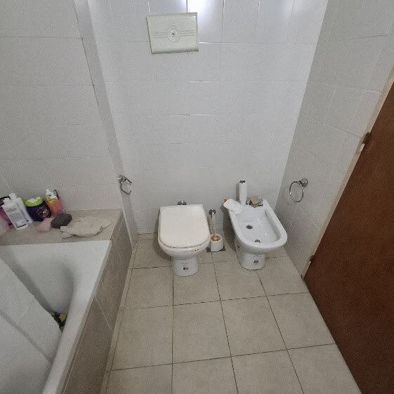 Amplio departamento de pasillo y escalera de 1 dormitorio — foto 8