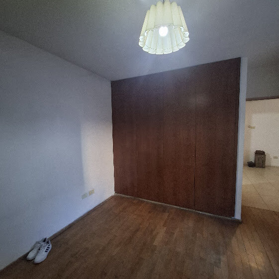 Amplio departamento de pasillo y escalera de 1 dormitorio — foto 10