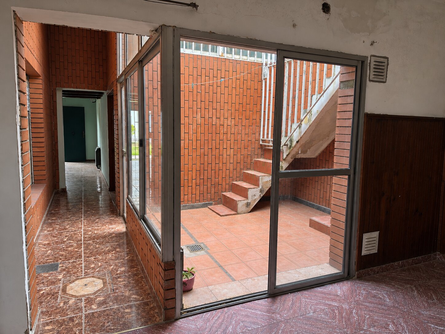 AMPLIA CASA AL FRENTE SOBRE AVENIDA ZONA SUR — foto 7