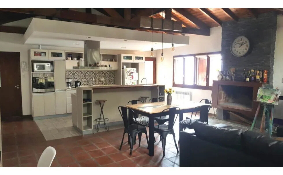 Chalet De 4 Ambientes Con Entrada De Vehiculos, Playroom