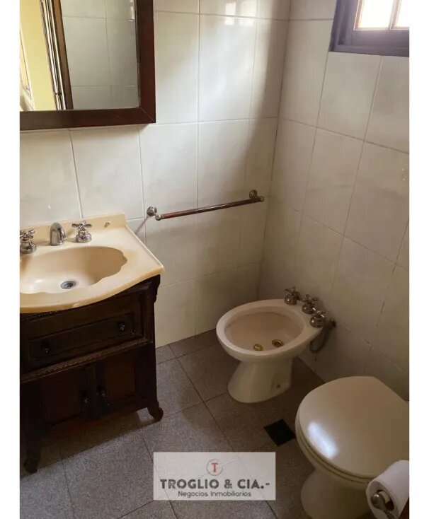 Casa De Seis Ambientes Más Cochera Doble - Retasada — foto 9