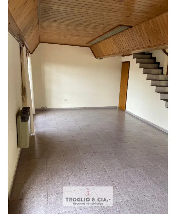 Casa De Seis Ambientes Más Cochera Doble - Retasada