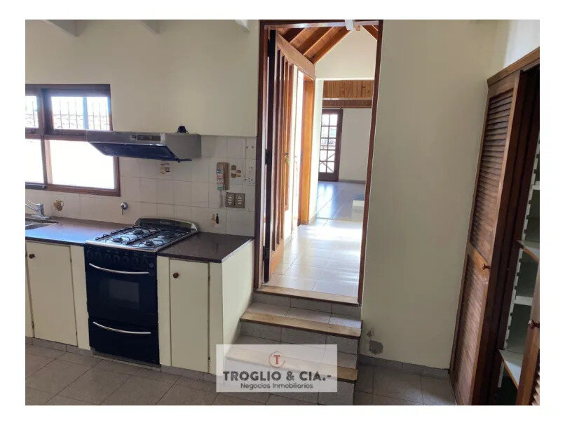 Casa De Seis Ambientes Más Cochera Doble - Retasada — foto 7