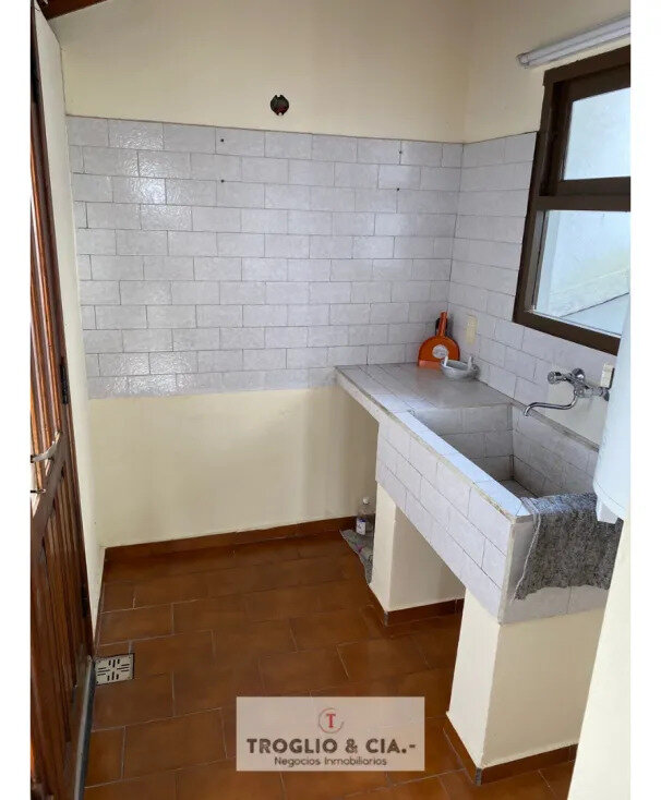 Casa De Seis Ambientes Más Cochera Doble - Retasada — foto 8