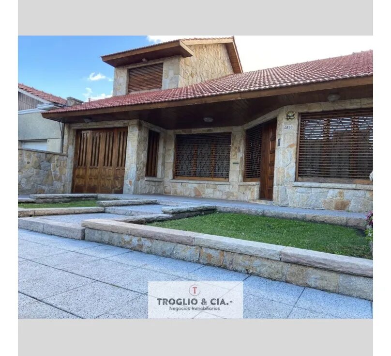 Chalet De 4 Ambientes En Parque Luro Con Gge Doble Y Quincho