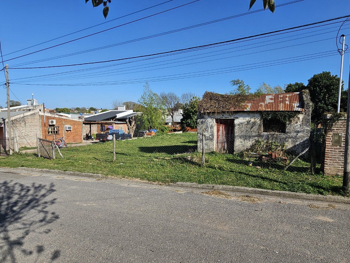 Terreno nivelado, sobre asfalto y con servicios. Con mejoras. Liniers entre Camoirano y 9 de Julio — foto 3
