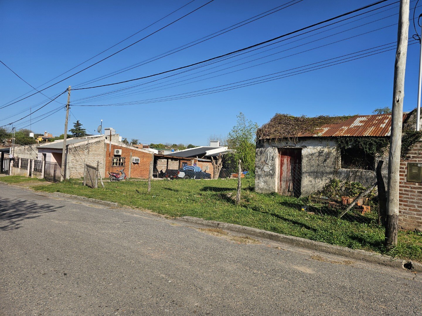 Terreno nivelado, sobre asfalto y con servicios. Con mejoras. Liniers entre Camoirano y 9 de Julio — foto 2
