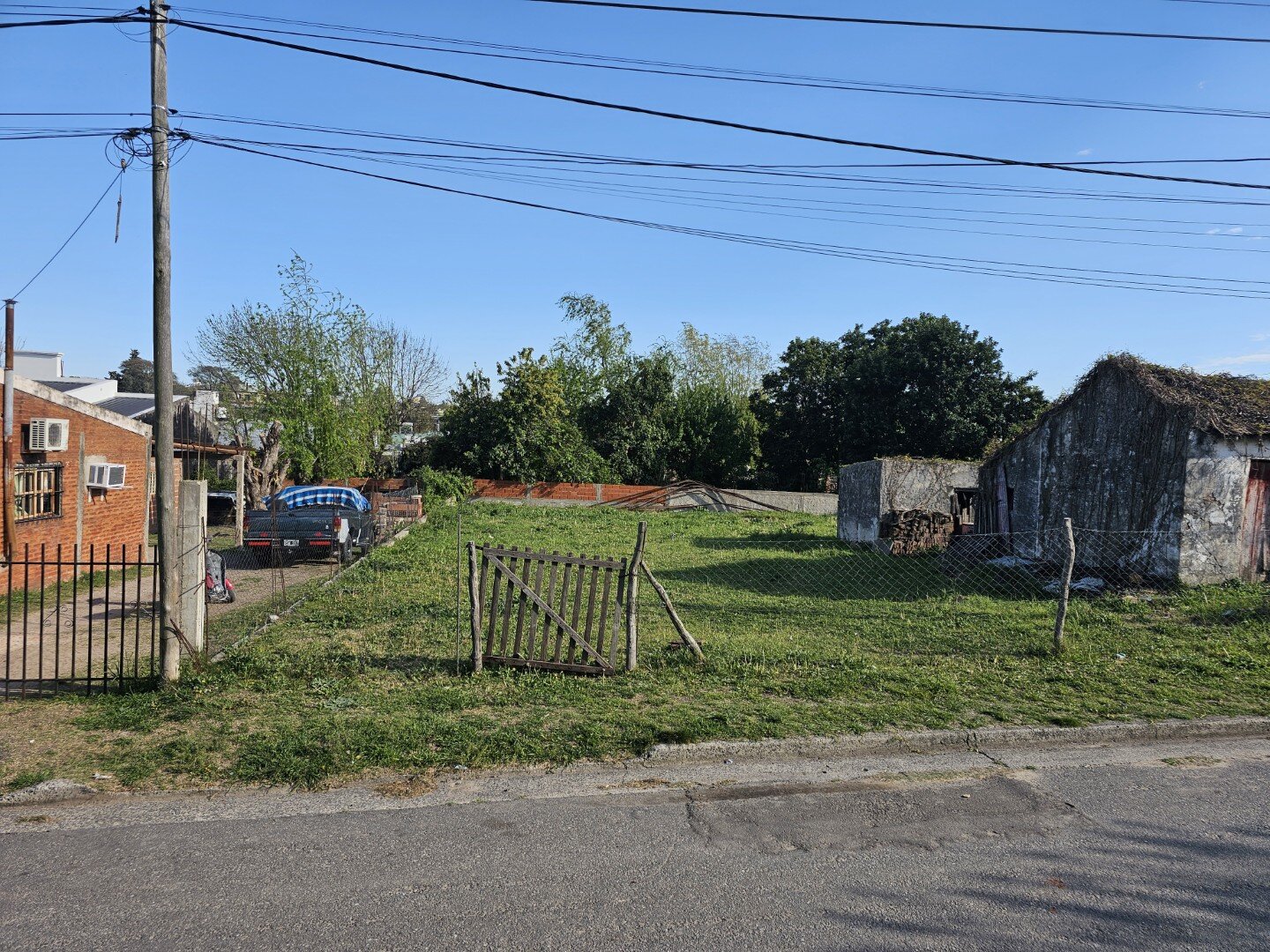 Terreno baldío , nivelado, con servicios: Liniers entre Camoirano y 9 de Julio