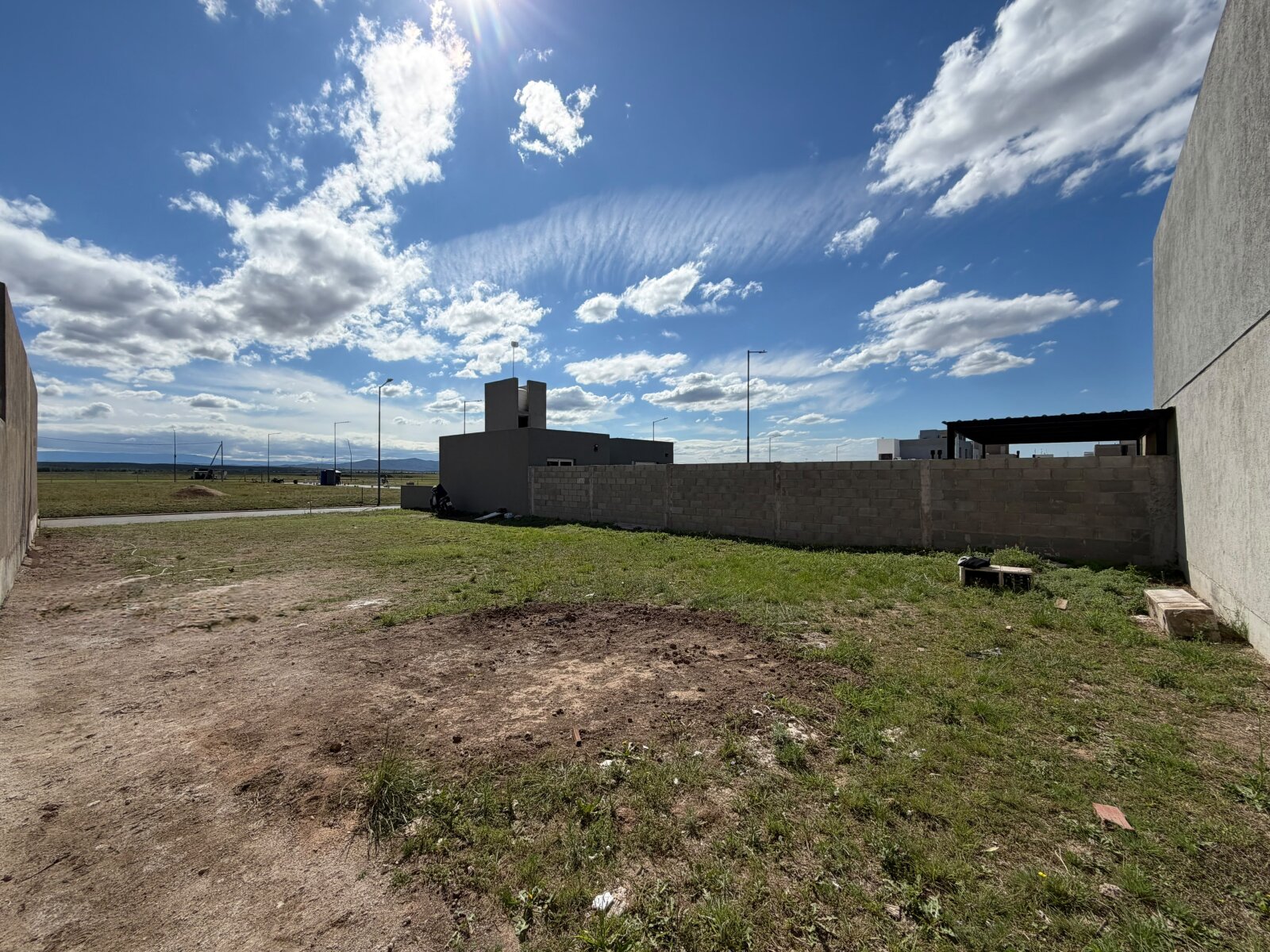 LOTE INTERNO EN COLINAS DE MANANTIALES EN VENTA