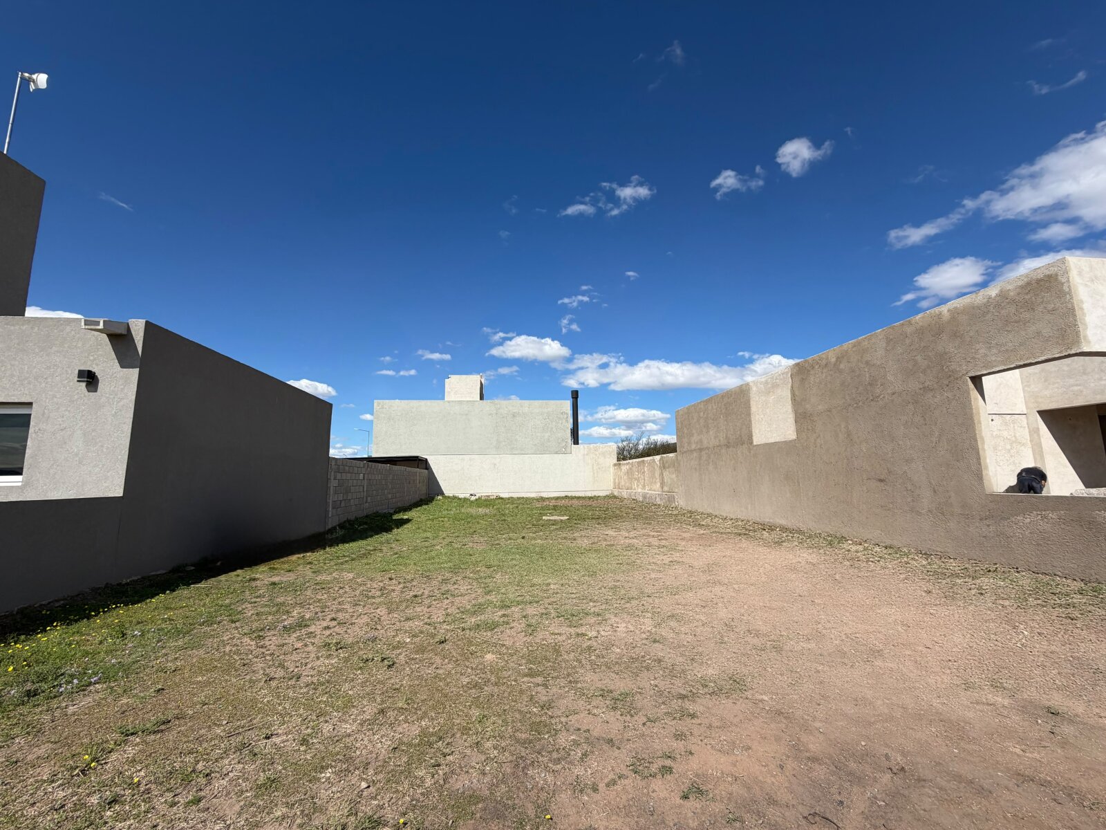 LOTE INTERNO EN COLINAS DE MANANTIALES EN VENTA — foto 2