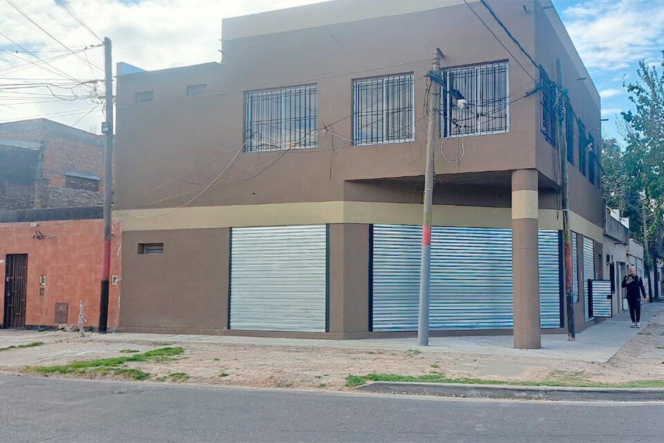 AMPLIO SALÓN COMERCIAL PLANTA ALTA AV. FRANCIA Y DEAN FUNES