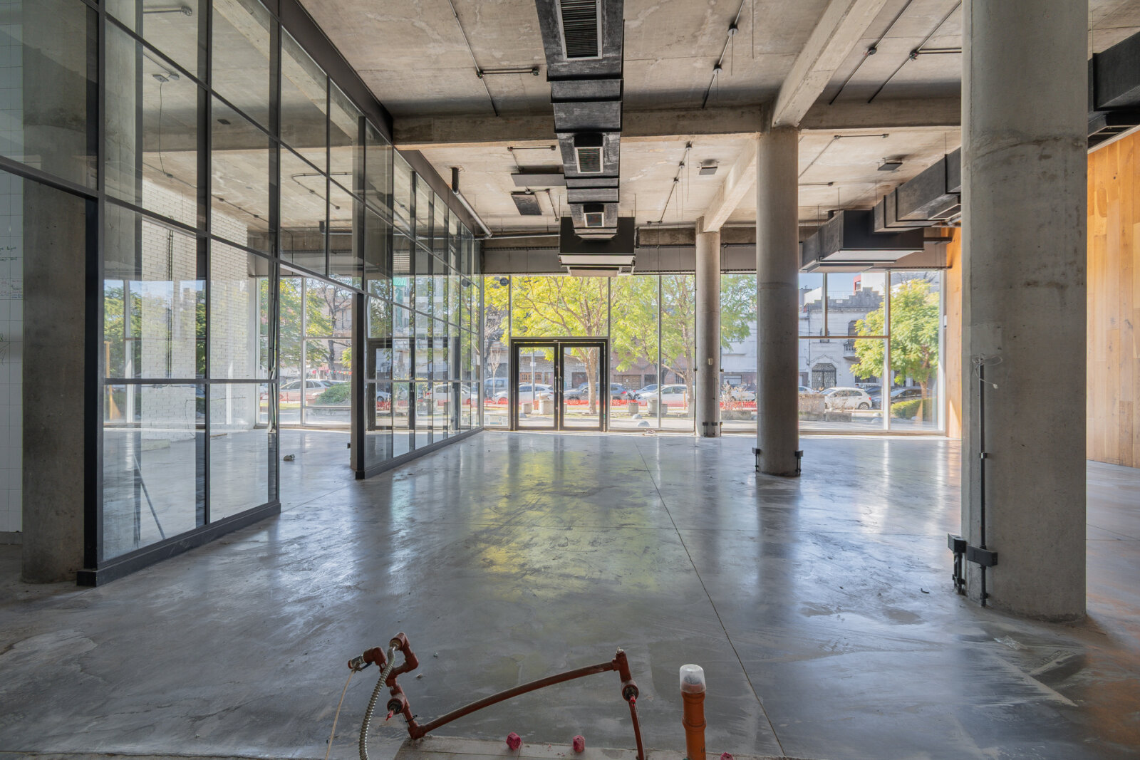 DOHO Local en PB con cochera. Planta libre al Frente, con ventana piso a techo. Salida a 4 vientos. Ideal cafe, resto autos — foto 10