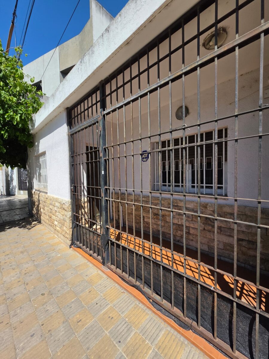 CASA EN ALQUILER | 2 DORMITORIOS PATIO, QUINCHO Y ASADOR B° YAPEYÚ — foto 2