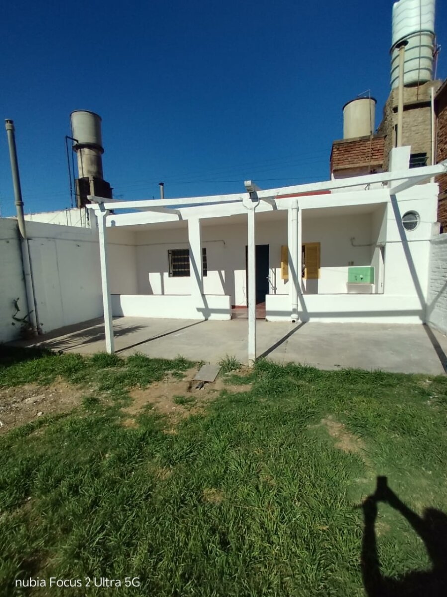 ALQUILO CASA 2 DORMITORIOS AMPLIO PATIO EN ALTO ALBERDI