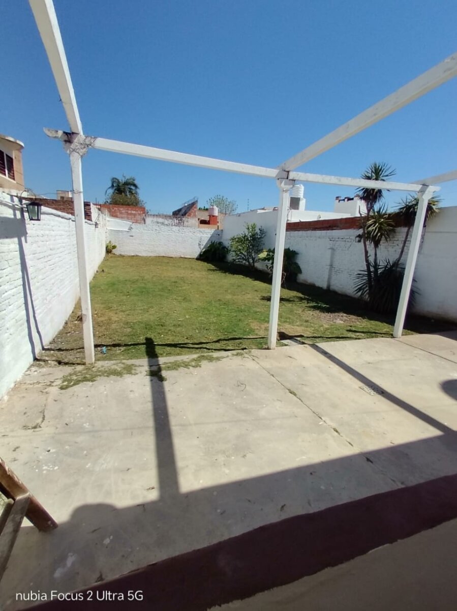 ALQUILO CASA 2 DORMITORIOS AMPLIO PATIO EN ALTO ALBERDI — foto 2
