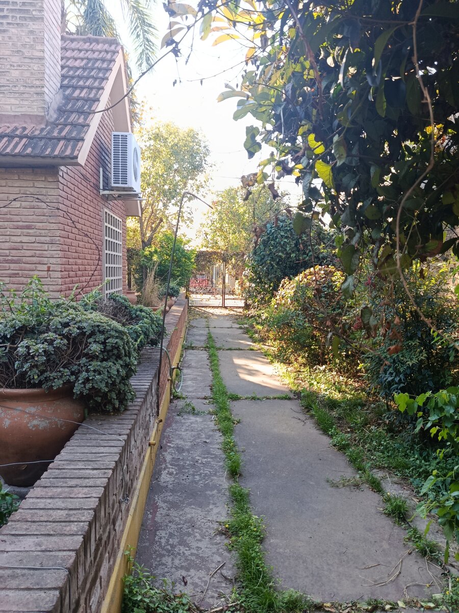 Excelente estado y hermoso jardín parquizado — foto 14