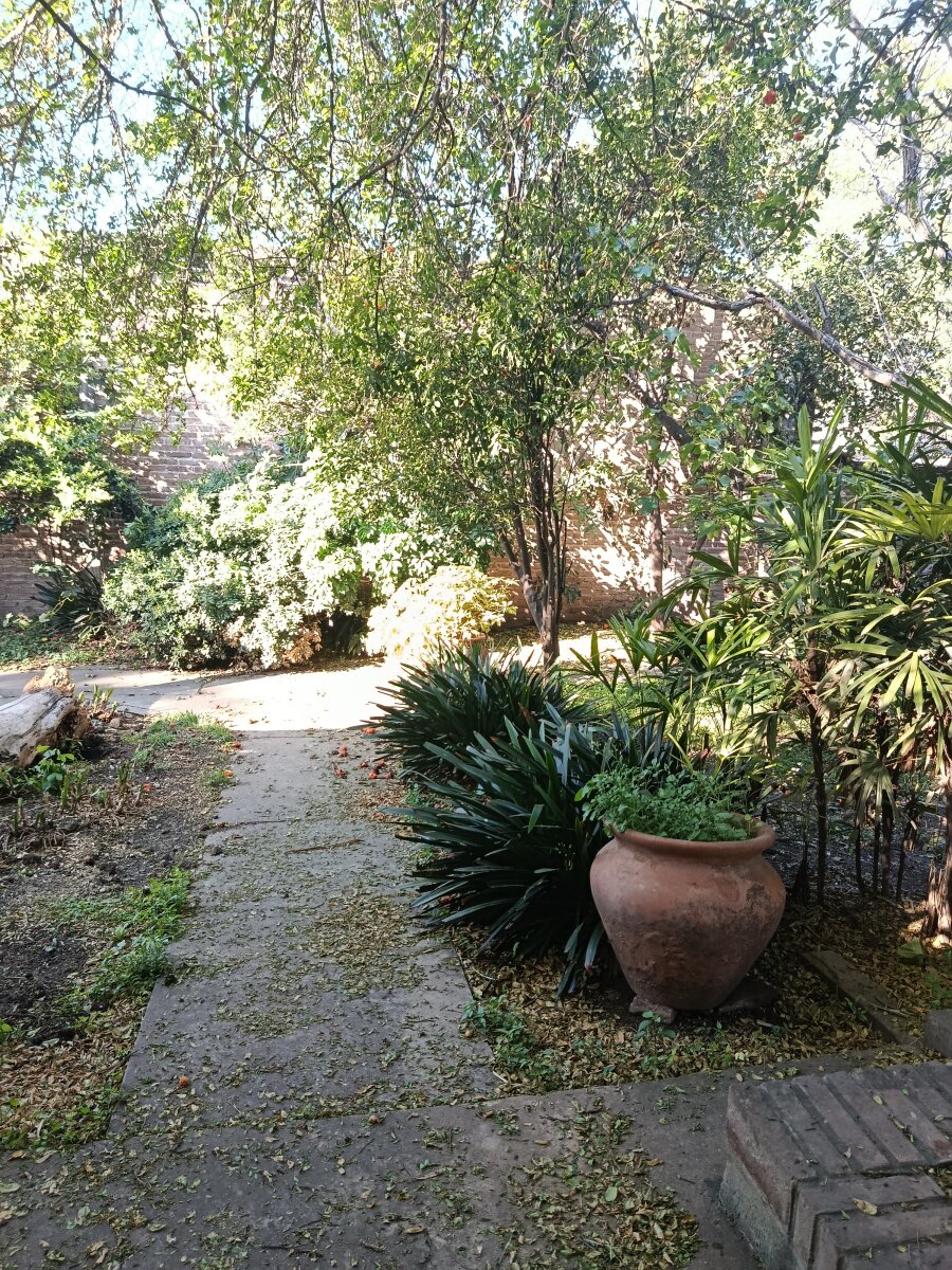 Excelente estado y hermoso jardín parquizado
