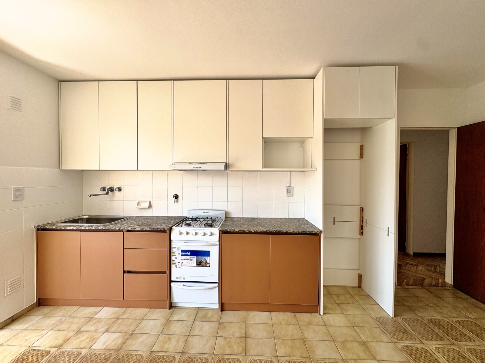 Departamento 3 dormitorios en alquiler. Montevideo 1700. Centro — foto 4