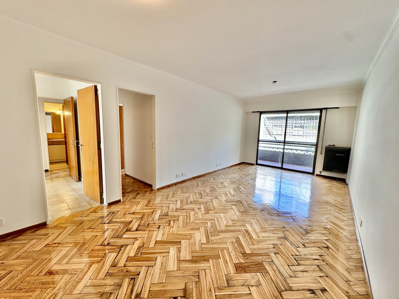Departamento 3 dormitorios en alquiler. Montevideo 1700. Centro
