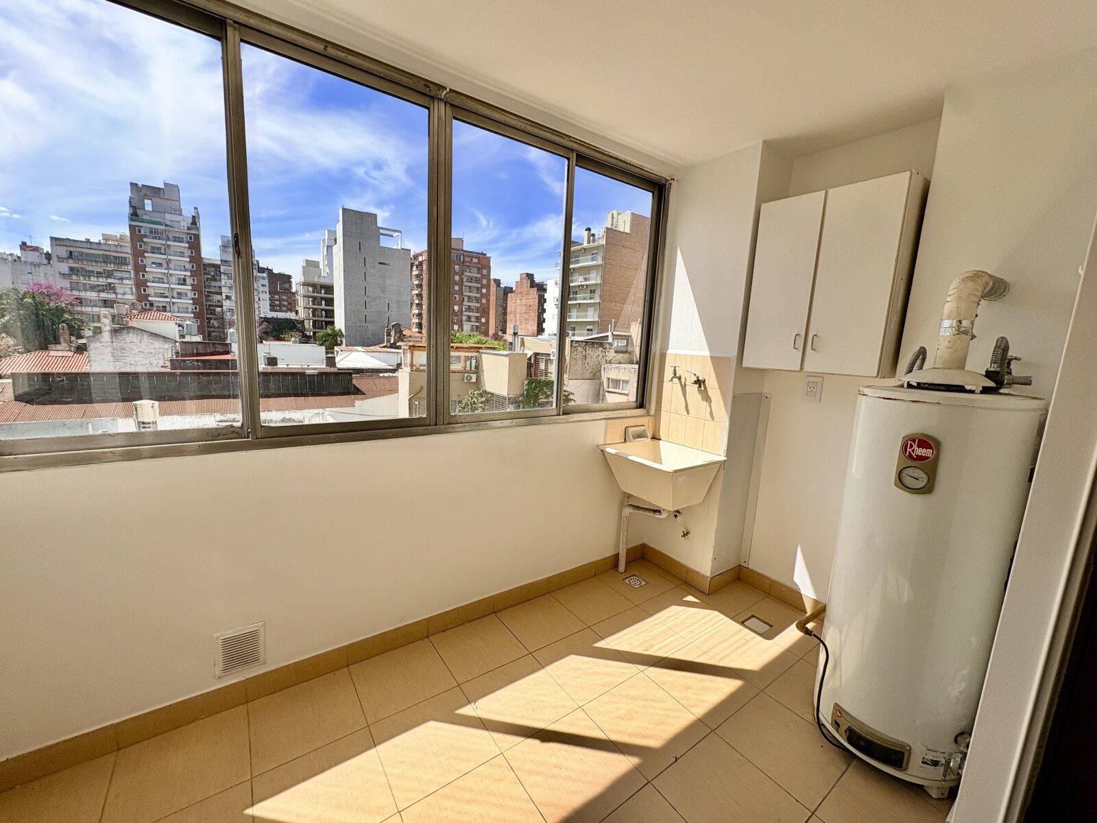 Departamento 3 dormitorios en alquiler. Montevideo 1700. Centro — foto 6