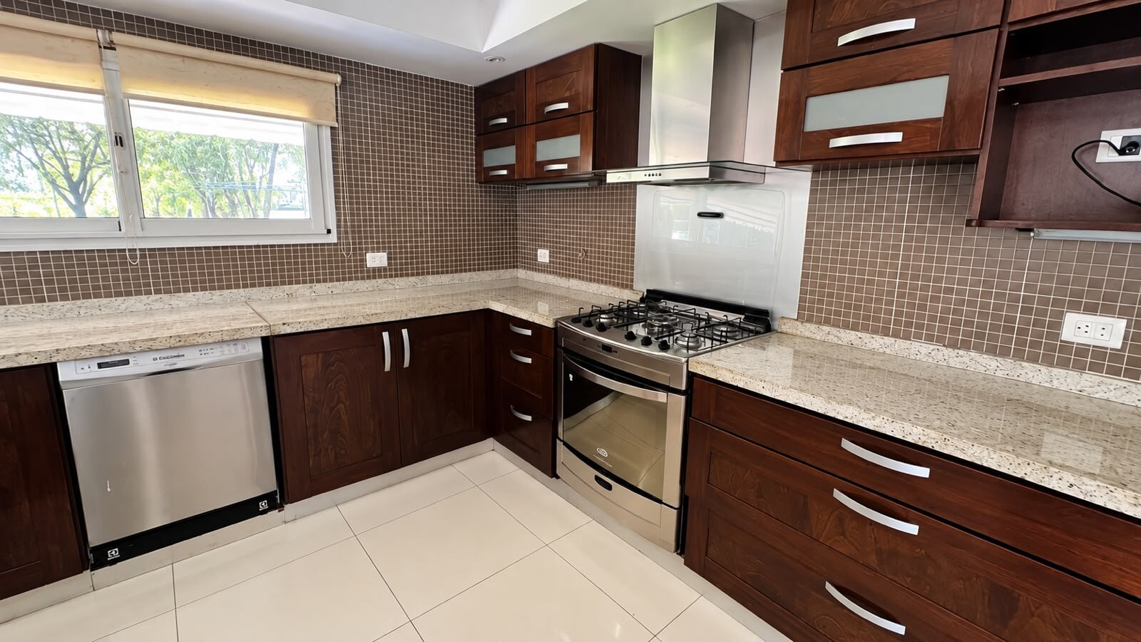 CASA 4 AMBIENTES CON PILETA - BARRIO RUMENCO — foto 8