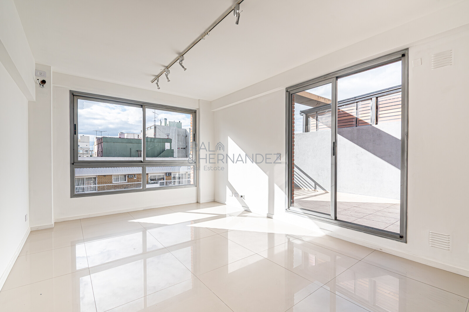 3 Ambientes con Balcón Terraza, Parrilla Propia, Cochera y Baulera | Piso Alto con Vista Abierta en Villa Urquiza — foto 4