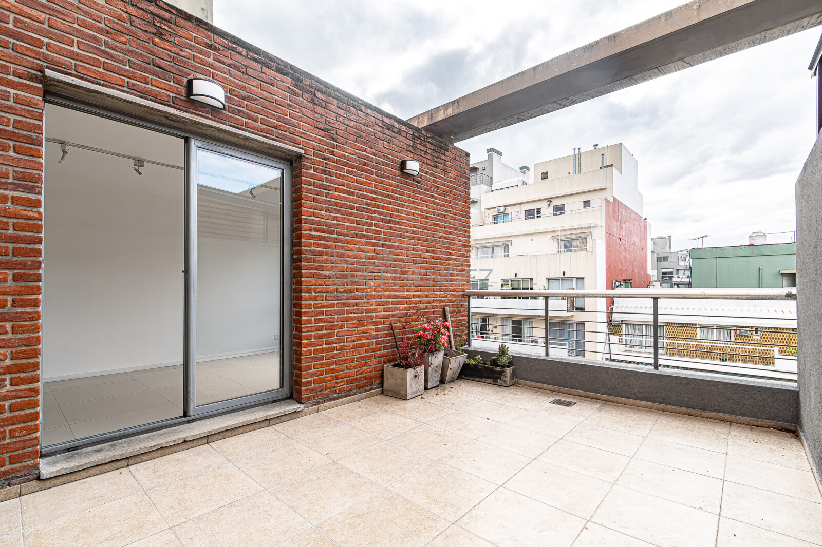 3 Ambientes con Balcón Terraza, Parrilla Propia, Cochera y Baulera | Piso Alto con Vista Abierta en Villa Urquiza