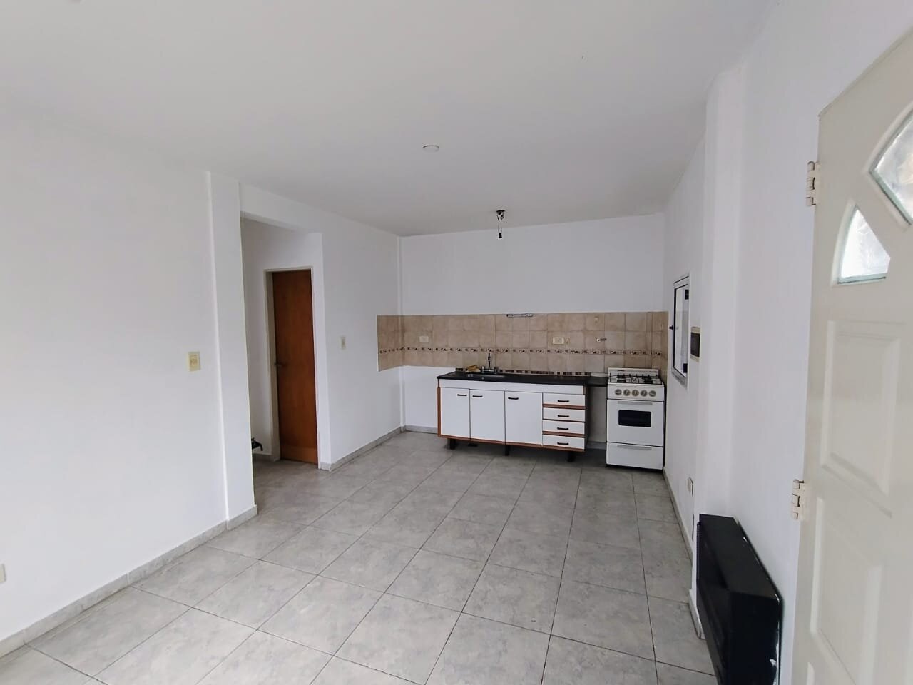PH 2 AMBIENTES CON PATIO EN ALQUILER EN MORON - 2
