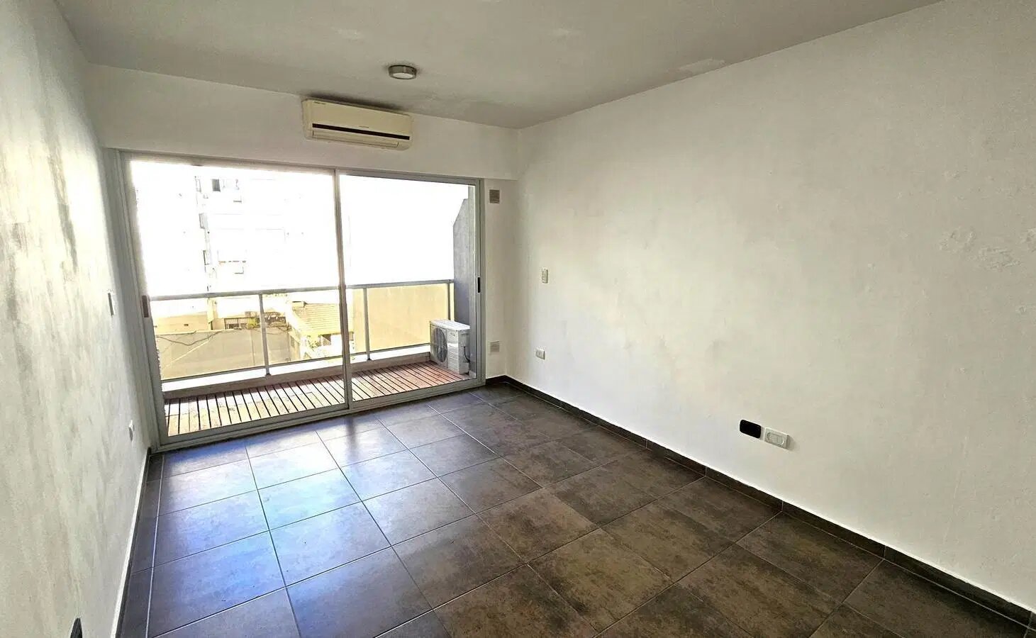 Alquiler Monoambiente balcón. Contrafrente. Apto profesional. Full Amenities. Baulera.