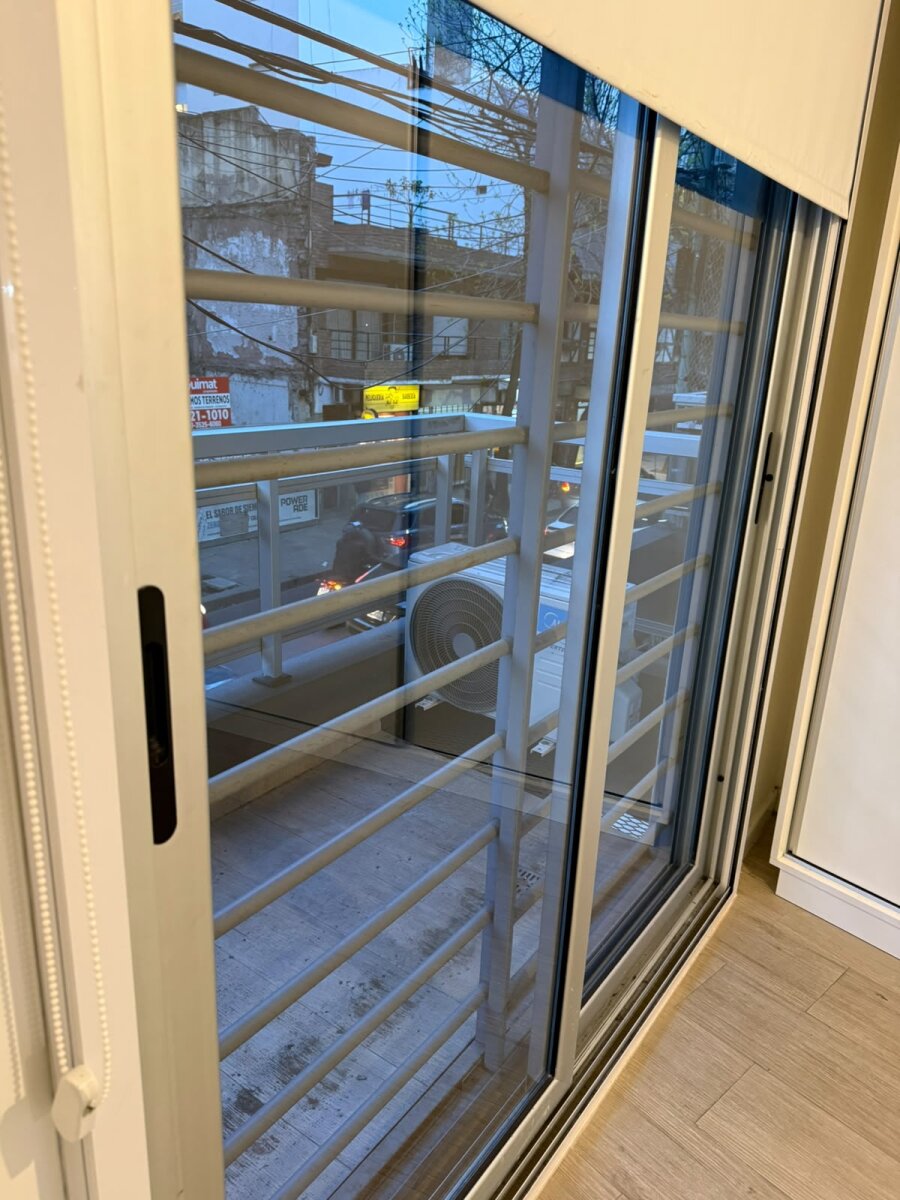 COQUETO MONOAMBIENTE DIVISIBLE AL FTE. CON BALCON — foto 4