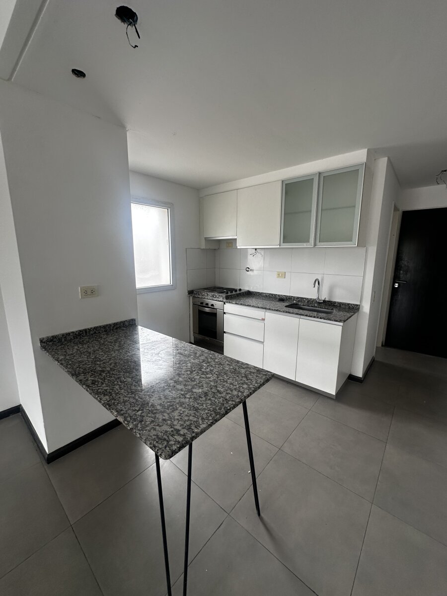 Alquiler monoambiente Pasco 379 piso 6 con balcon
