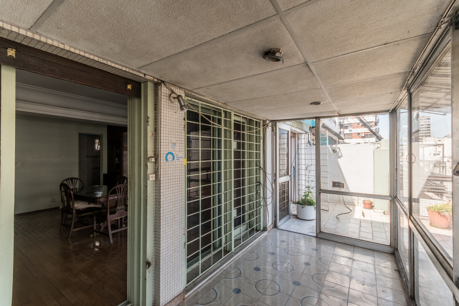 Departamento de dos ambientes con cochera y balcón aterrazado — foto 4