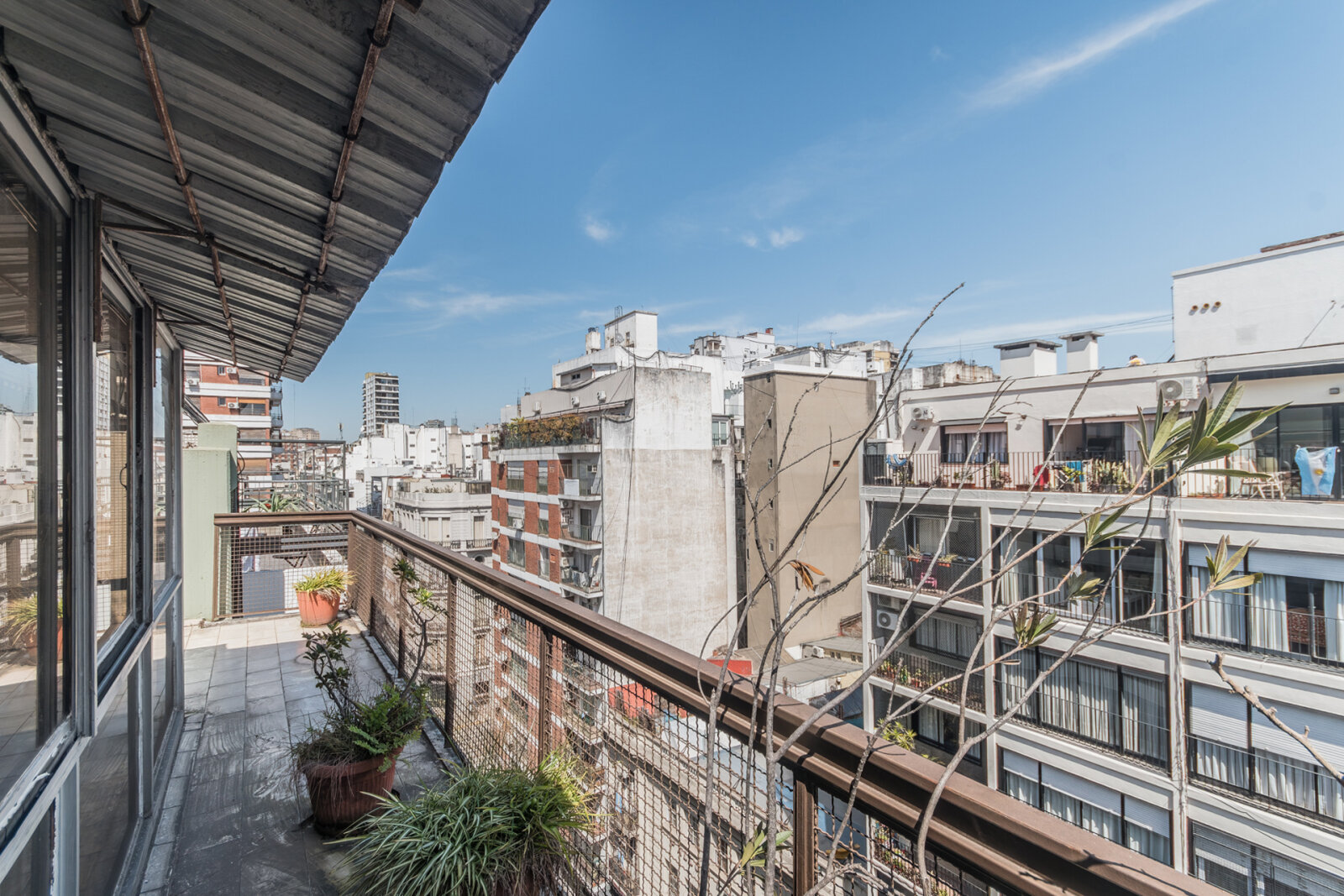 Departamento de dos ambientes con cochera y balcón aterrazado — foto 3