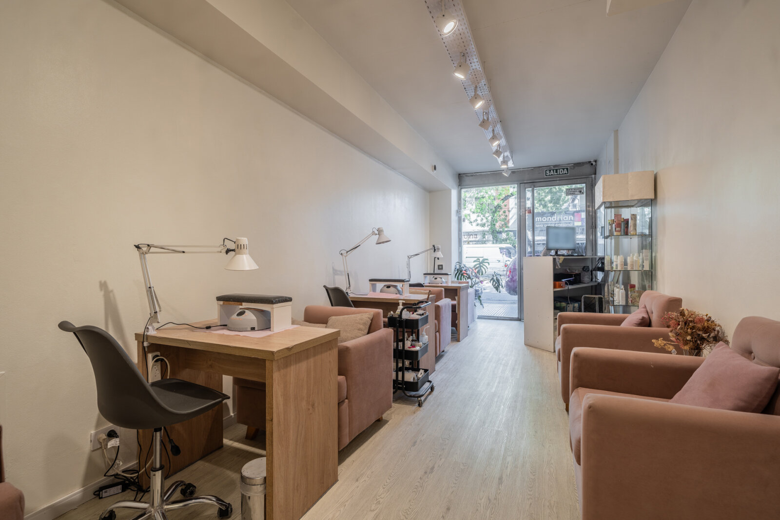 Venta local comercial Av. Córdoba · Vidriera · Con renta - 12