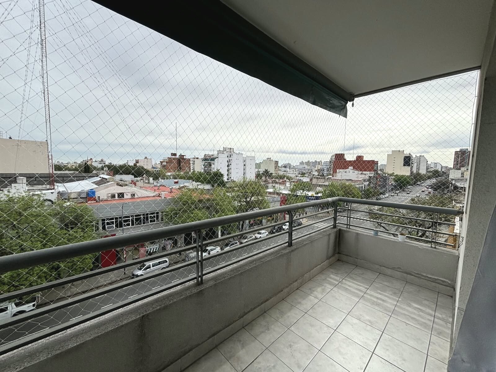MUY LUMINOSO DEPARTAMENTO DE 2 AMBIENTES AL FRENTE CON BALCÓN – FLORESTA — foto 2
